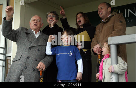 Kevin McGrath (a destra) e Amy Harrison (al centro a destra) con i loro figli Daisy McGrath e il sopravvissuto al cancro Jack McGrath, al centro, Uniti dai nonni Lesley e Paul Harrison, salutando il famoso ippodrome di Jack Brave Jack all'ippodromo di Lingfield Park, Surrey. Foto Stock