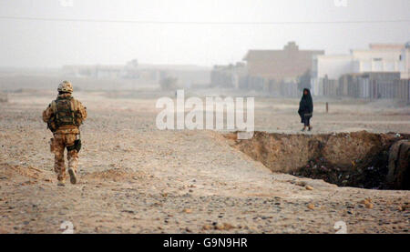 Un pattugliatore soldato a Lashkar Gah nella provincia di Helmand in Afghanistan. Circa 110 Marines reali hanno attraversato il nord Helmand puntando a boltole ribelli per spianare la strada a riparazioni molto necessarie su una diga idroelettrica nel nord della provincia inquieta. Foto Stock