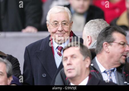 Calcio - fa Cup - terzo turno - Manchester United v Aston Villa - Old Trafford. L'ex presidente di Aston Villa Doug Ellis. Foto Stock