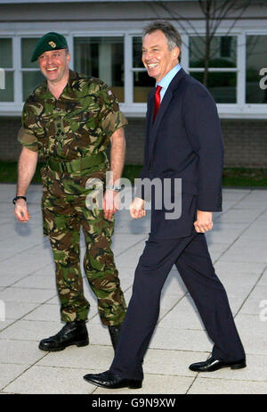 Il primo ministro britannico Tony Blair sorride quando arriva al Commando Training Center di Lympstone, Devon, dove si è rivolto alle truppe. Foto Stock