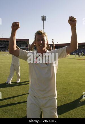 Cricket - Ashes Tour - seconda prova 3-mobile - giorno 5 - Australia / Inghilterra - Adelaide Oval. Il brett Lee dell'Australia festeggia Foto Stock