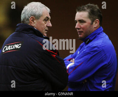 Calcio - Rangers training - Murray Park. Walter Smith, nuovo manager dei Rangers, con l'assistente manager Ally McCoist (a destra) durante una sessione di formazione al Murray Park di Glasgow. Foto Stock