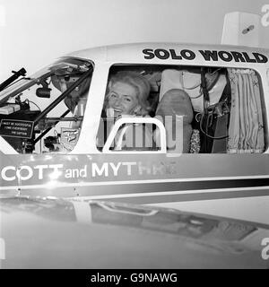 Lone Flyer Sheila Scott decollo nel suo gemello inginiato Piper Aztec 'Mythre' all'aeroporto di Heathrow per un volo di 34,000 miglia su cui farà una serie di tentativi record mondiali. Foto Stock