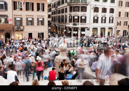 Una lunga esposizione di persone a Piazza di Spagna Roma, Italia, 26.9.2012: per solo uso editoriale! Foto Stock