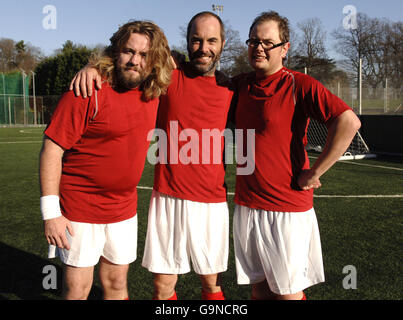 (Sinistra-destra) Justin Lee Collins, James Nesbitt e Alan Carr durante le riprese per il Friday Night Project alla Crystal Palace Football Academy nel sud di Londra. Foto Stock