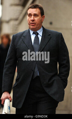 Clive Goodman, redattore reale della News of the World, arriva al Old Bailey, a Londra, per ricevere una condanna per reati relativi ai membri della Royal Family che intercettano il telefono. Foto Stock