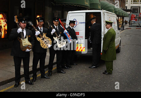 Le chitarre elettriche più preziose del mondo arrivano in un furgone di sicurezza ad Harrods, nel centro di Londra, (da sinistra a destra), mentre le guardie di sicurezza detengono la firma di Rory Gallagher nel 1961 Fender Stratocaster, la chitarra personalizzata Keith Richards, la chitarra Jimi Hendrix degli anni '60 e la chitarra "London:Birth of a cult" personalizzata da Heidi Slimane. Foto Stock