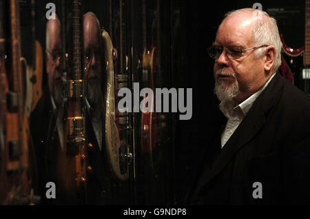 Sir Peter Blake guarda a una chitarra Eddie Cochran del 1959 mentre le chitarre elettriche più preziose del mondo arrivano in un furgone di sicurezza ad Harrods, nel centro di Londra. Foto Stock