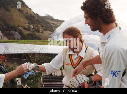 Bowler Charlie Shreck (a destra) controlla le condizioni del designer di scatole di cricket biodegradabile ben Foster (a sinistra) mentre il sangue corre lungo il volto di batsman all'Eden Project, Cornovaglia, a seguito di un test per la nuova scatola di cricket. Foto Stock