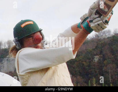 Ben Foster è bloccato in faccia da una palla di cricket durante un test di prodotto per la prima scatola di cricket eco-friendly (non illustrato), che ha progettato, al progetto Eden in Cornovaglia. Foto Stock