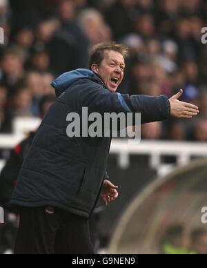 Calcio - fa Barclays Premiership - Fulham / West Ham United - Craven Cottage. Alan Curbishley di West Ham United rimonra dopo l'invio di Paul Konchesky Foto Stock