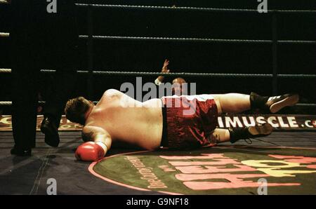 Boxing - WBF quattro Round Super Heavyweight Championship - Eric 'Butterbean' Esch v Shane Woollas Foto Stock