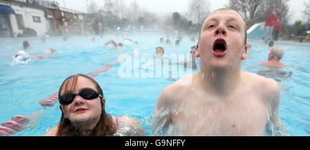 Foto dei nuotatori Godetevi una nuotata mattutina nella piscina all'aperto Hampton di Hampton, Londra, il giorno di Natale. Foto Stock