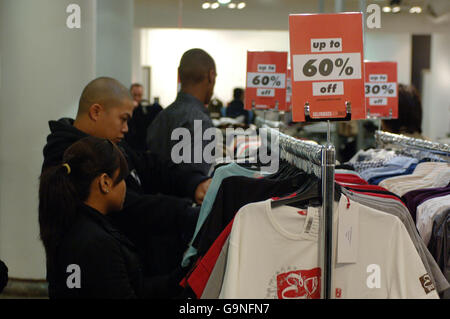 Cacciatori di occasioni a Selfridges su Oxford Street a Londra il primo giorno delle vendite post-natalizie. Foto Stock