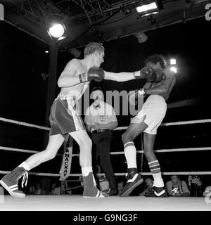 (L-R) campione mondiale di peso leggero Jim Watt cattura lo sfidante Howard Davis Jr con una sinistra Foto Stock