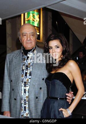 EVA Longoria a Harrods a Knightsbridge, Londra con la proprietaria Mohamed al Fayed, dove ha aperto la vendita invernale. Foto Stock