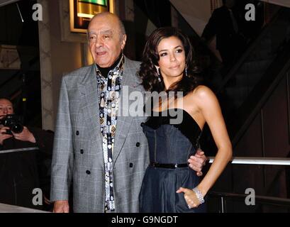 EVA Longoria a Harrods a Knightsbridge, Londra con la proprietaria Mohamed al Fayed, dove ha aperto la vendita invernale. Foto Stock