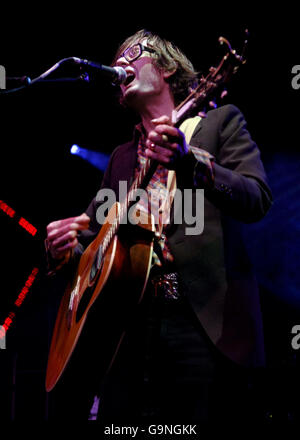 Jarvis Cocker suona alla Roundhouse, Chalk Farm, a nord di Londra. Foto Stock