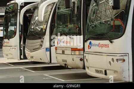 Incidente con la M4. Gli autobus National Express si trovano in fila nella stazione degli autobus Victoria di Londra. Foto Stock