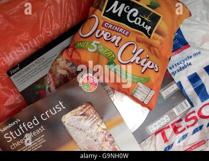 Una serie di etichette sui colli, compresi gli articoli di Sainsbury's con l'etichetta del sistema semaforico, che sono esempi di contrasto tra l'etichettatura dei nuovi prodotti alimentari nei supermercati, mostrando ai consumatori quanto sano il cibo è contenuto nella confezione. Foto Stock