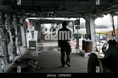 Vista generale di HMS Albion, attraccato alla base della Royal Navy a Davenport, Plymouth. Foto Stock