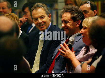 Il primo ministro britannico Tony Blair siede con il pubblico mentre partecipa a una sessione "faccia il popolo" alla Biblioteca Jubilee di Brighton, Sussex orientale. Foto Stock