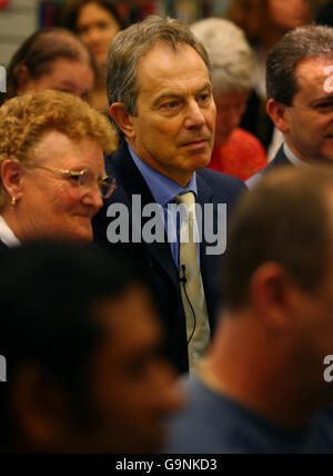 Il primo ministro britannico Tony Blair siede con il pubblico mentre partecipa a una sessione "faccia il popolo" alla Biblioteca Jubilee di Brighton, Sussex orientale. Foto Stock