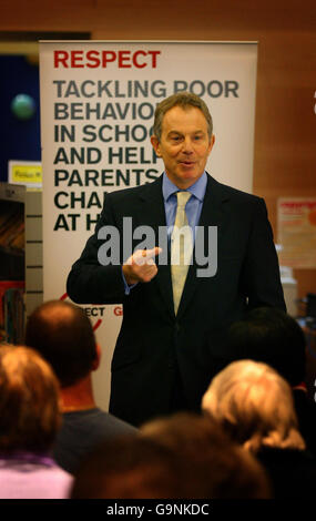 Il primo ministro britannico Tony Blair partecipa a una sessione di "Face the People" presso la Jubilee Library di Brighton, East Sussex. Foto Stock