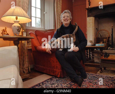 Sarah Grey, moglie del North Wiltshire MP James Grey, nella sua casa di Slaughterford, Wiltshire con il gatto Daphne. Foto Stock