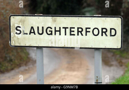 Moglie d'amore cheat Tory MP. Cartello stradale al villaggio di Slaughterford. Foto Stock