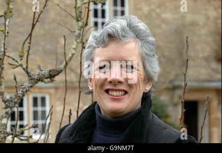 Sarah Grey, moglie del deputato del North Wiltshire James Grey, si trova nel giardino della sua casa a Slaughterford, Wiltshire. Foto Stock