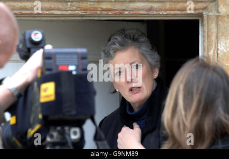 Sarah Grey, moglie del deputato del North Wiltshire James Grey, si trova all'ingresso della sua casa a Slaughterford, nel Wiltshire. Foto Stock