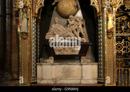 La tomba di Sir Isaac Newton, nell'Abbazia di Westminster. Foto Stock