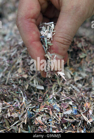 Note scozzesi grattugiate. Il denaro normalmente dura due anni ed è ordinato da una macchina che determina quando una nota è troppo danneggiata per rimanere in circolazione. Foto scattata al Museum on the Mound Edinburgh. Foto Stock
