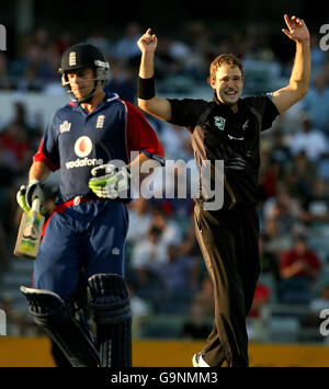 Daniel Vettori, neozelandese, celebra la corsa di ed Joyce in Inghilterra durante la partita di un giorno internazionale durante la Commonwealth Bank Series al WACA di Perth, Australia. Foto Stock