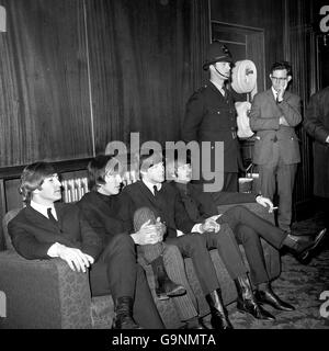 I Beatles, John Lennon, George Harrison, Paul McCartney e Ringo Starr al Gaumont, Kilburn. Foto Stock
