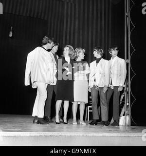 Notte di cento Stelle sono Millicent Martin (a sinistra) e Hayley Mills con i Beatles, John Lennon, Paul McCartney, Ringo Starr e George Harrison, al London Palladium. Foto Stock