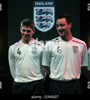 Il capitano inglese John Terry (a destra) e Steven Gerrard modellano la nuova divisa nazionale al Royal Exchange Theatre di Manchester. Foto Stock