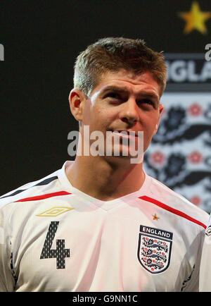 Inghilterra Steven Gerrard modella la nuova divisa nazionale al Royal Exchange Theatre di Manchester. Foto Stock