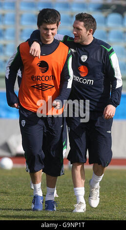 Il capitano della Repubblica d'Irlanda Robbie Keane (destra) parla con Shane Long durante una sessione di allenamento allo Stadio di Serravalle di San Marino. Foto Stock