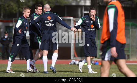 Il capitano della Repubblica d'Irlanda Robbie Keane (a destra) prende in tease uno dei membri più giovani della squadra durante una sessione di allenamento allo Stadio di Serravalle di San Marino. Foto Stock