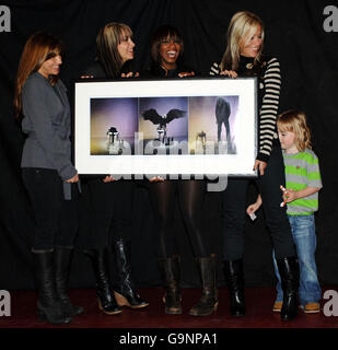 I membri di All Saints (da sinistra a destra); Melanie Blatt, Natalie Appleton, Shaznay Lewis e Nicole Appleton hanno un'immagine di Pete Doherty di James Dimmock, mentre il figlio gene di Nicole cerca rifugio in uno studio a nord di Londra per evidenziare Cancer Research UK's Sound and Vision 2007. Foto Stock