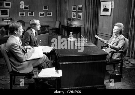 Il primo ministro Margaret Thatcher parla con gli intervistatori della BBC Panorama Richard Lindley e Robert Kee a il programma riguardante la guerra delle Falklands è andato in tensione dall'ufficio del Whip a 10 Downing Street, Londra. Foto Stock