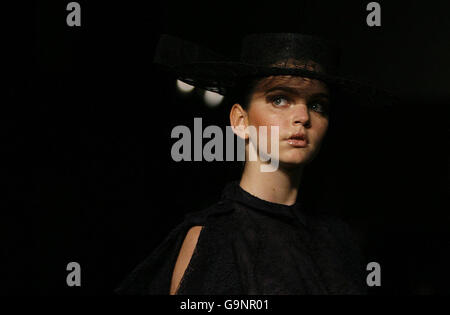 Un modello sulla passerella indossa una creazione della collezione Autunno/Inverno 2007 di Erdem durante la London Fashion Week a London House, Holborn. Foto Stock