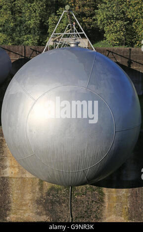 Il gigante lungo il serbatoio di gas per lo stoccaggio di miscele infiammabili di gas propano nel carburante raffineria di produzione Foto Stock