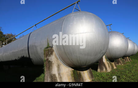 Molti gigante di recipienti a pressione per lo stoccaggio di miscele infiammabili di gas naturale nella zona ad accesso limitato Foto Stock