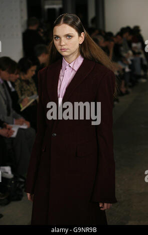 Un modello indossa un abito della collezione Autunno/Inverno 2007 del designer Todd Lynn durante la London Fashion Week al Top Shop Show Space di Covent Garden, nel centro di Londra. Foto Stock