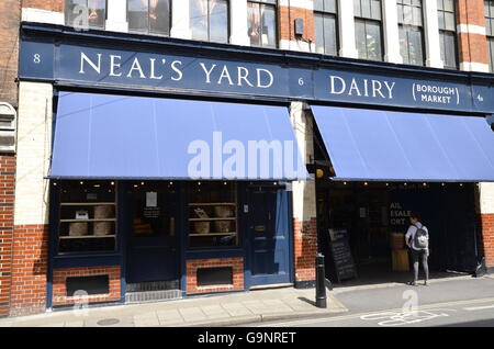 L'Neal's Yard Dairy shop nel mercato di Borough, Southwark, Londra del sud Foto Stock