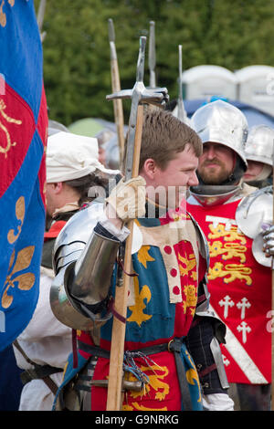 Tewkesbury, Regno Unito-Luglio 17, 2015: cavalieri in armatura preparare per la battaglia il 17 luglio 2015 a Tewkesbury Festival medievale Foto Stock