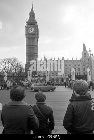 La scena in Piazza del Parlamento fuori dalle Camere del Parlamento a poco dopo le ore 11, quando i deputati erano seduti - per la prima volta un sabato dalla crisi di Suez nel 1956 - per discutere l'invasione delle Isole Falkland da parte dell'Argentina. Foto Stock